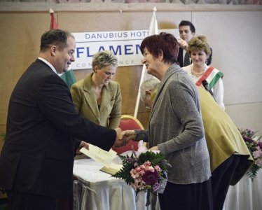 Hoffmann Tamás gratulál, köszönt Hoffmann Tamás gratulál, köszönt